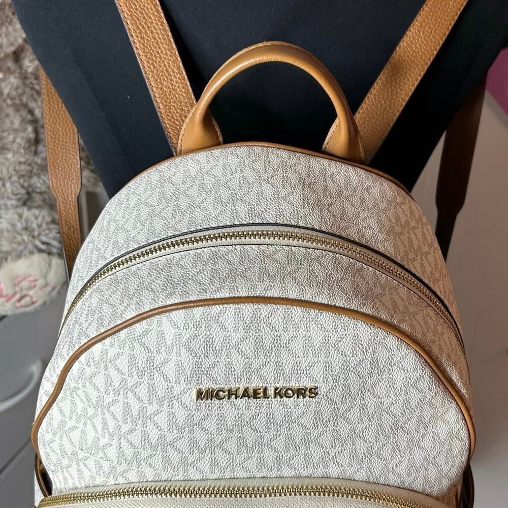 ♡ Michael Kors Backpack - Picture 3 of 15